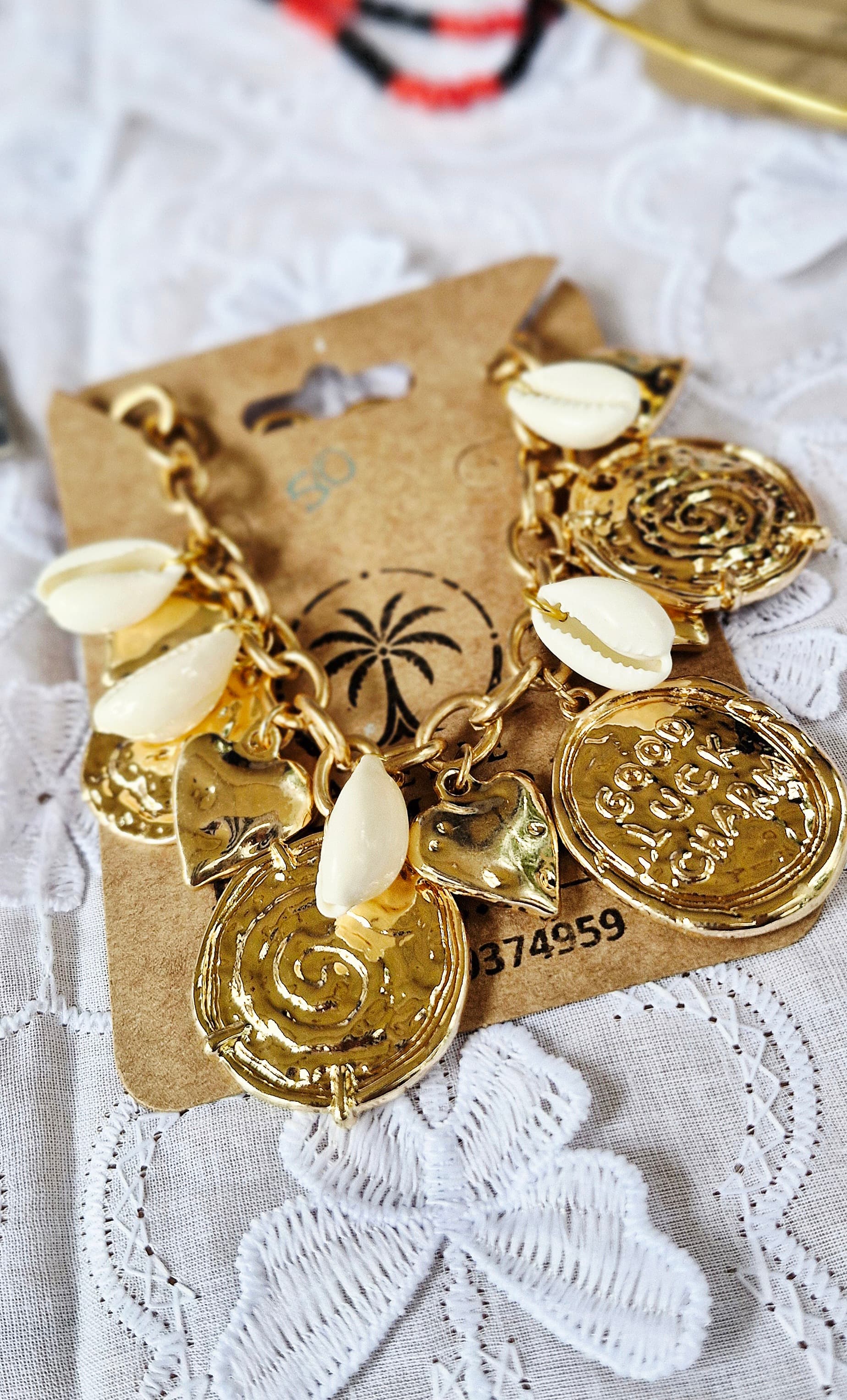 Pulseira Artesanal Dourada com Búzios Pulseira Artesanal Dourada com Búzios