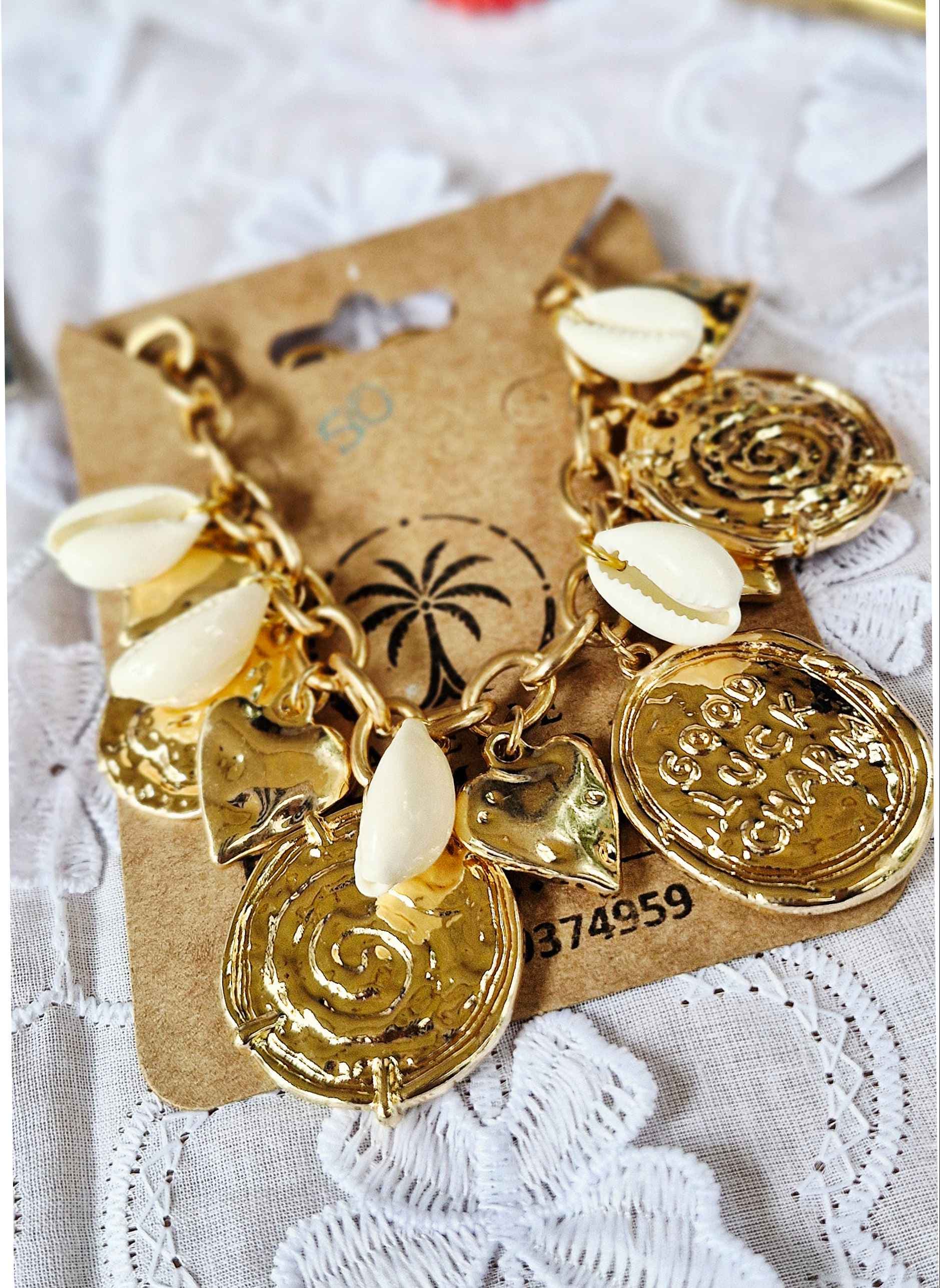 Pulseira Artesanal Dourada com Búzios Pulseira Artesanal Dourada com Búzios