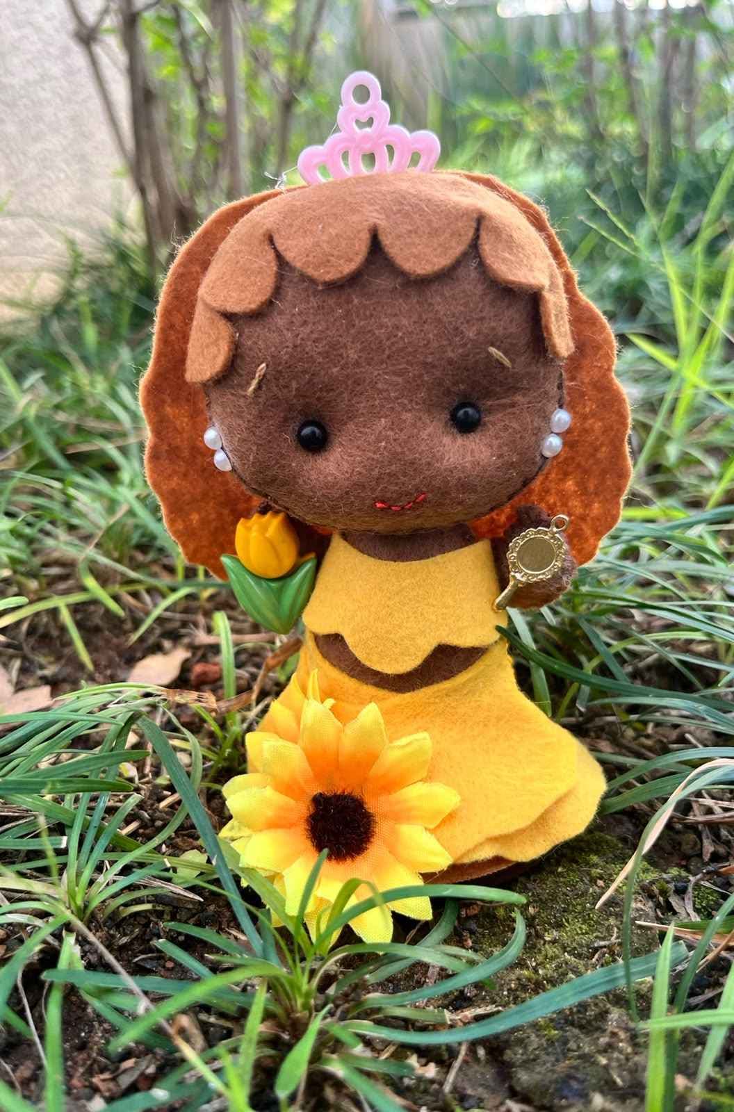 BONEQUINHA DE OXUM - Oxum • Bonequinha de Oxum • Oxum em feltro • Orixá Oxum • Orixás em feltro • bonequinha artesanal BONEQUINHA DE OXUM - Oxum • Bonequinha de Oxum • Oxum em feltro • Orixá Oxum • Orixás em feltro • bonequinha artesanal