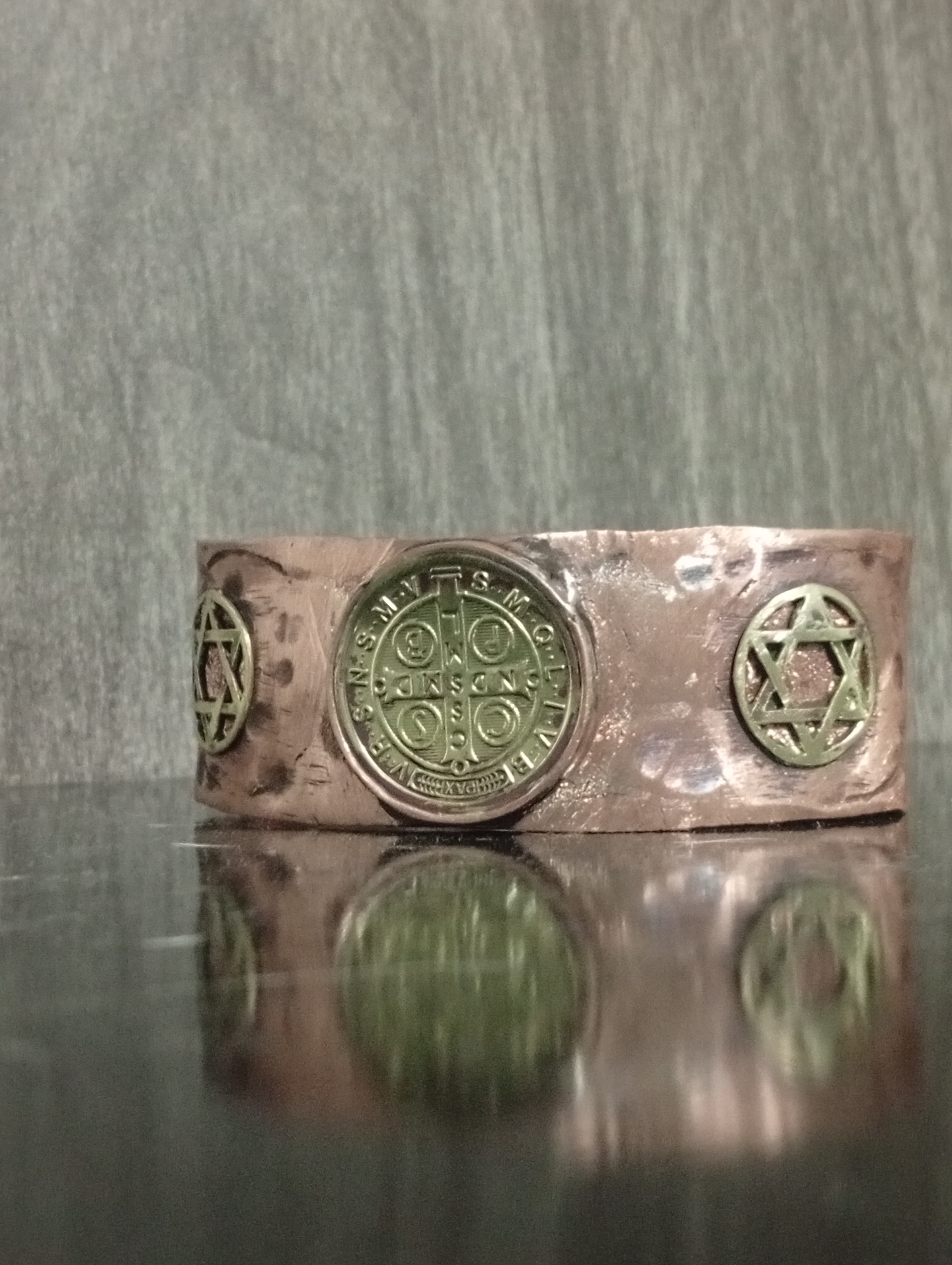 Bracelete em cobre e desenhos em latão Bracelete em cobre e desenhos em latão