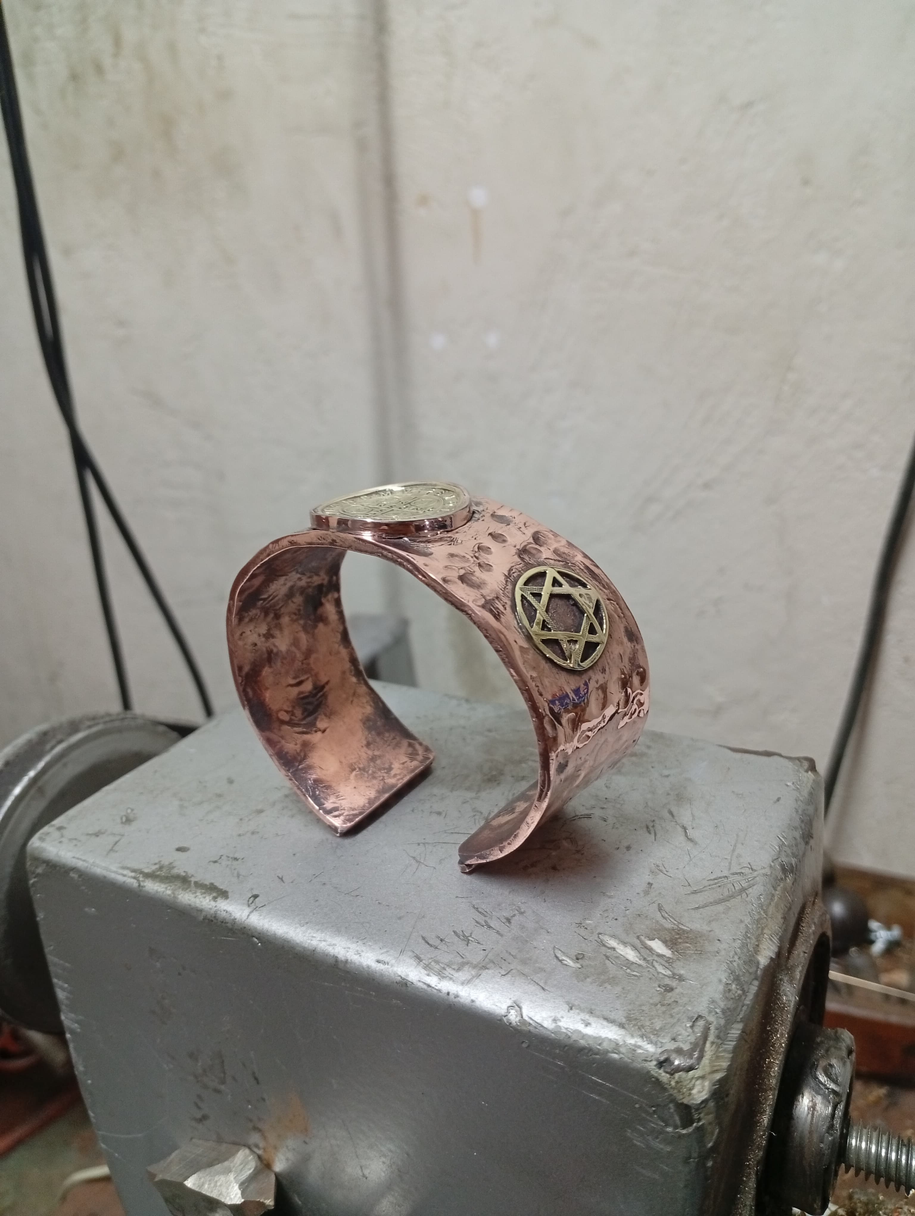 Bracelete em cobre e desenhos em latão Bracelete em cobre e desenhos em latão