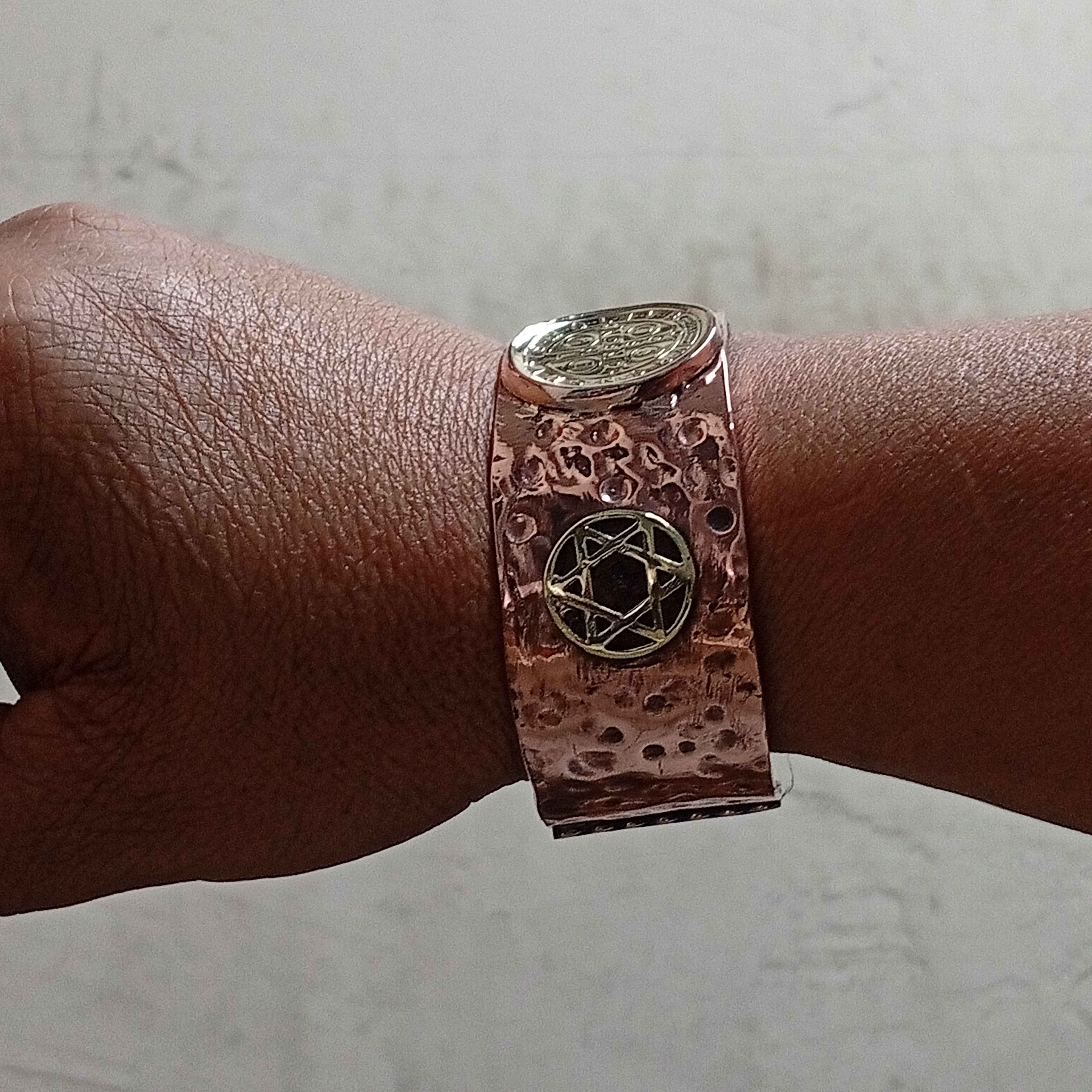 Bracelete em cobre e desenhos em latão Bracelete em cobre e desenhos em latão