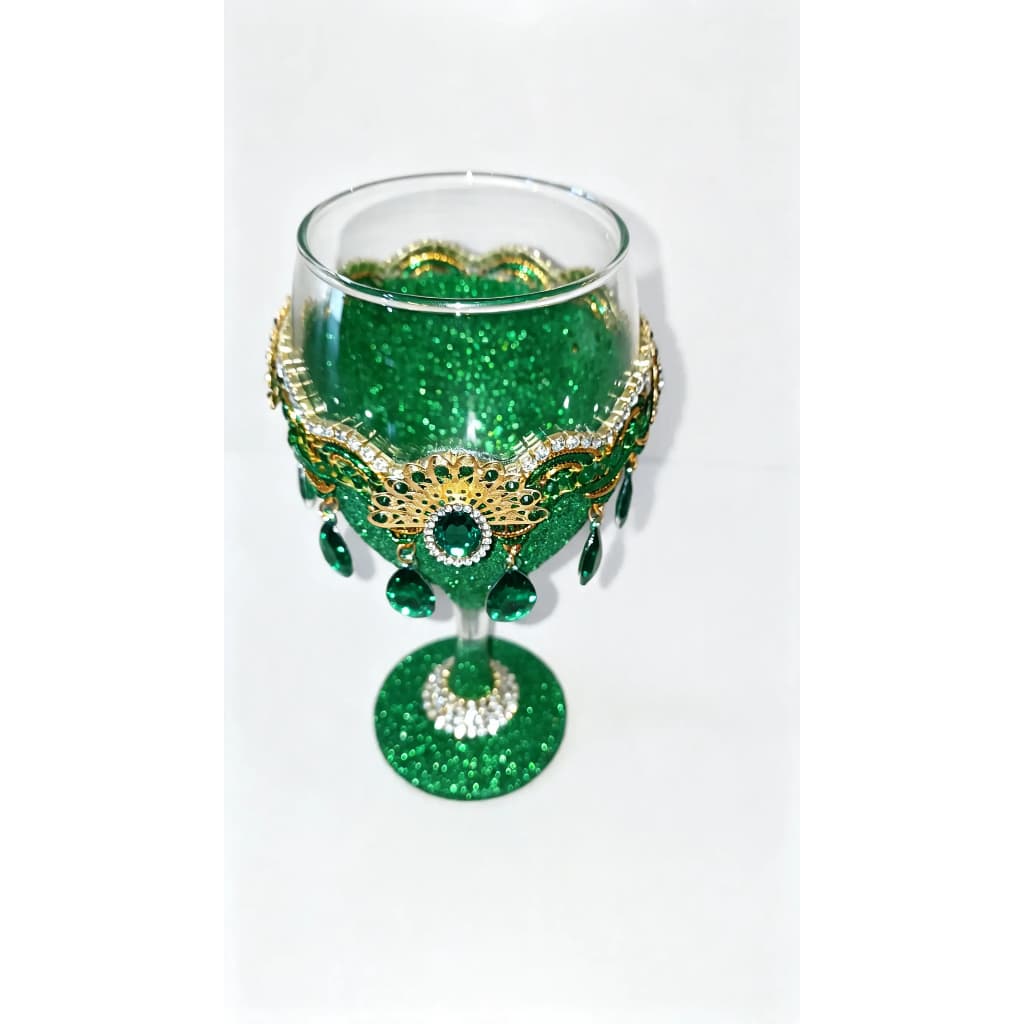 Taça para Cigana Esmeralda Artesanal Verde com Pedrarias, Strass e Detalhes Dourados Taça para Cigana Esmeralda Artesanal Verde com Pedrarias, Strass e Detalhes Dourados