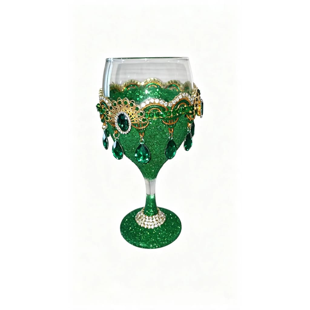 Taça para Cigana Esmeralda Artesanal Verde com Pedrarias, Strass e Detalhes Dourados Taça para Cigana Esmeralda Artesanal Verde com Pedrarias, Strass e Detalhes Dourados