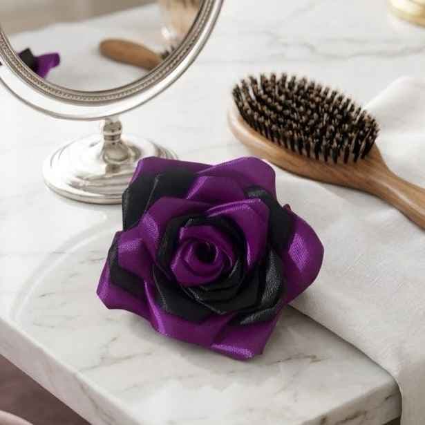 Presilha de Cabelo Rosa de Cetim preta e roxa 25 Pétalas Artesanal para Estilo Elegante e Moderno com Fixação Prática Presilha de Cabelo Rosa de Cetim preta e roxa 25 Pétalas Artesanal para Estilo Elegante e Moderno com Fixação Prática
