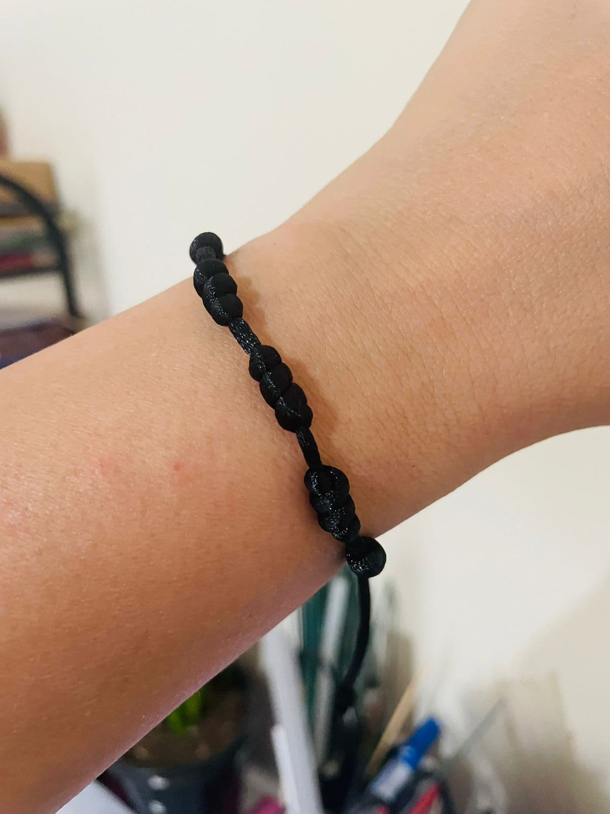 Pulseira Preta 7 Nós Kabbalah Fio de Cetim Ajustável para Pulso Esquerdo Energia Vital Proteção Pulseira Preta 7 Nós Kabbalah Fio de Cetim Ajustável para Pulso Esquerdo Energia Vital Proteção