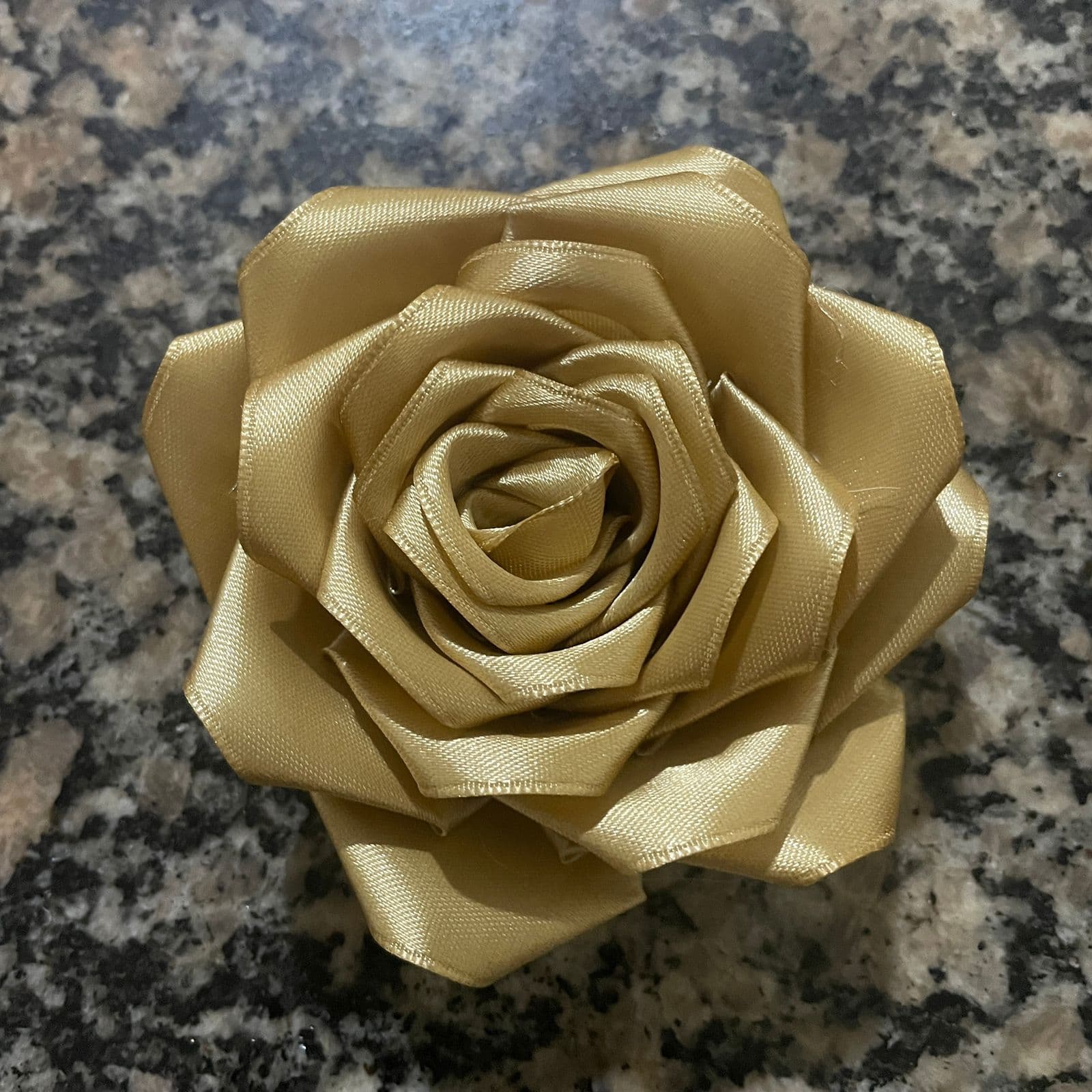 Presilha de Cabelo Rosa de Cetim Dourada 25 Pétalas Artesanal para Estilo Elegante e Moderno com Fixação Prática Presilha de Cabelo Rosa de Cetim Dourada 25 Pétalas Artesanal para Estilo Elegante e Moderno com Fixação Prática