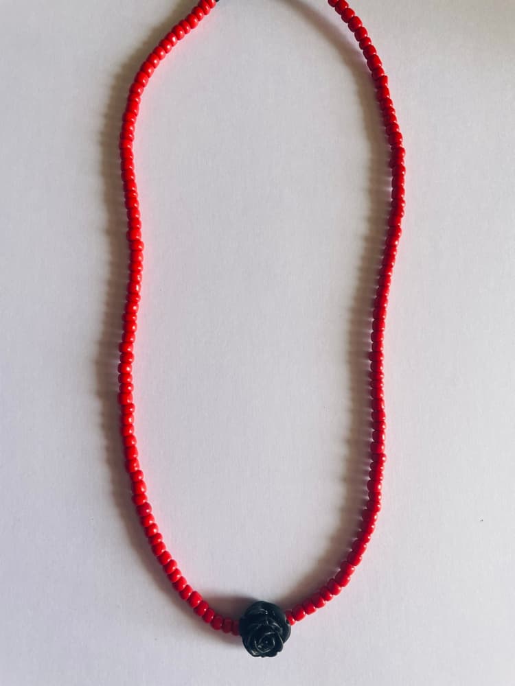 Gargantilha Choker Acessório Pombagira vermelha Fio de Cetim Miçangas Minimalista 45 cm Elegante e Discreta Gargantilha Choker Acessório Pombagira vermelha Fio de Cetim Miçangas Minimalista 45 cm Elegante e Discreta