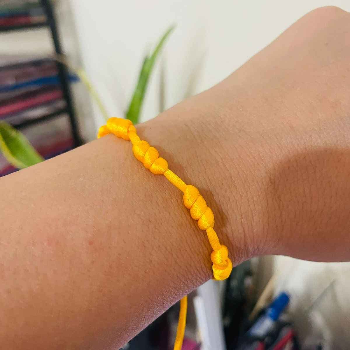 Pulseira Amarela 7 Nós Kabbalah Fio de Cetim Ajustável para Pulso Esquerdo Energia Vital Proteção Pulseira Amarela 7 Nós Kabbalah Fio de Cetim Ajustável para Pulso Esquerdo Energia Vital Proteção