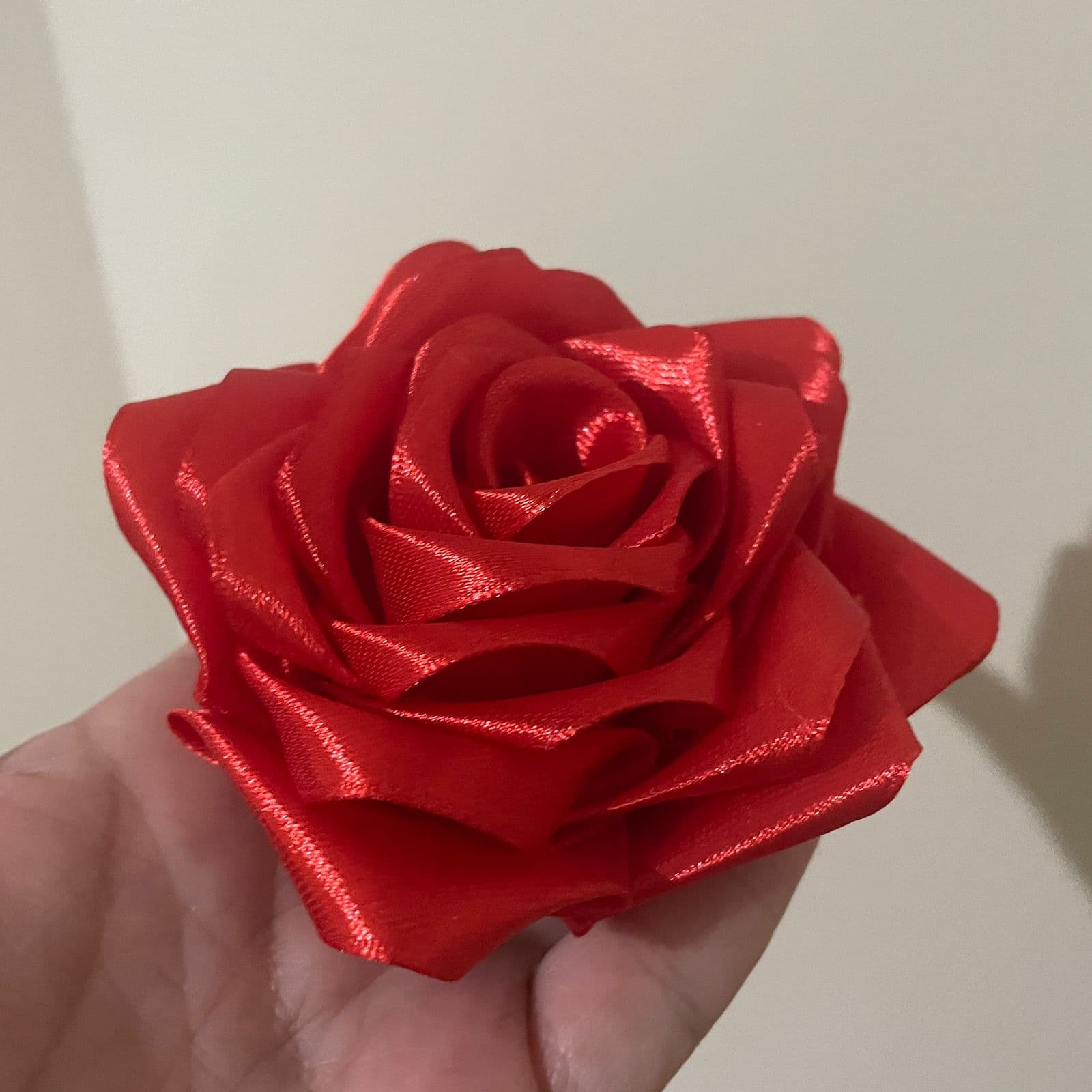Presilha de Cabelo Rosa de Cetim Vermelha 25 Pétalas Artesanal para Estilo Elegante e Moderno com Fixação Prática Presilha de Cabelo Rosa de Cetim Vermelha 25 Pétalas Artesanal para Estilo Elegante e Moderno com Fixação Prática