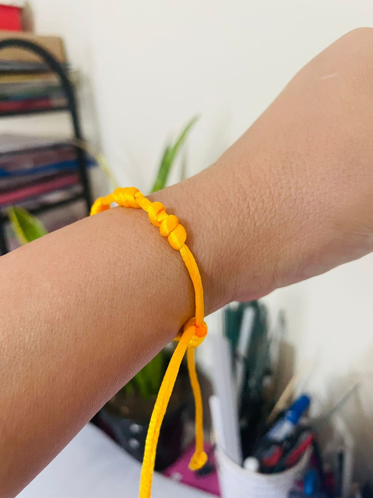 Pulseira Amarela 7 Nós Kabbalah Fio de Cetim Ajustável para Pulso Esquerdo Energia Vital Proteção Pulseira Amarela 7 Nós Kabbalah Fio de Cetim Ajustável para Pulso Esquerdo Energia Vital Proteção
