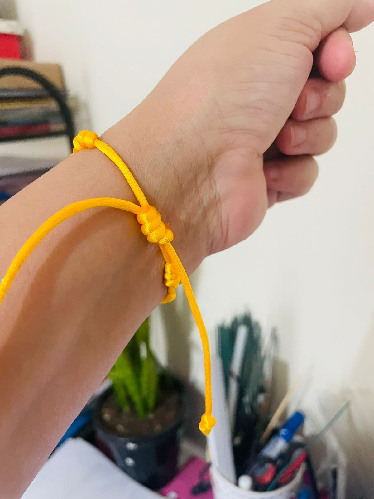 Pulseira Amarela 7 Nós Kabbalah Fio de Cetim Ajustável para Pulso Esquerdo Energia Vital Proteção Pulseira Amarela 7 Nós Kabbalah Fio de Cetim Ajustável para Pulso Esquerdo Energia Vital Proteção