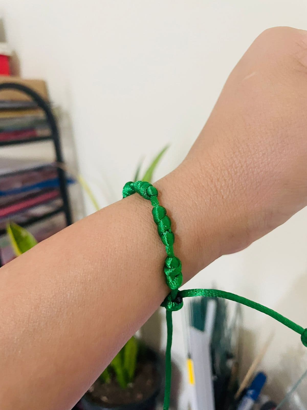 Pulseira Verde 7 Nós Kabbalah Fio de Cetim Ajustável para Pulso Esquerdo Energia Vital Proteção Pulseira Verde 7 Nós Kabbalah Fio de Cetim Ajustável para Pulso Esquerdo Energia Vital Proteção