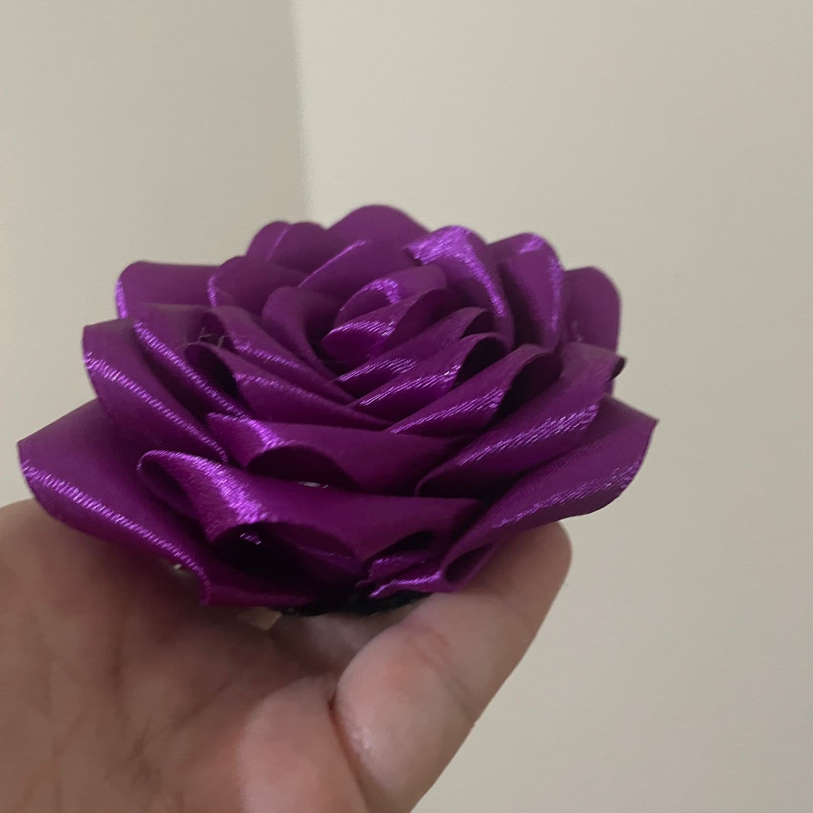 Presilha de Cabelo Rosa de Cetim Roxa 25 Pétalas Artesanal para Estilo Elegante e Moderno com Fixação Prática Presilha de Cabelo Rosa de Cetim Roxa 25 Pétalas Artesanal para Estilo Elegante e Moderno com Fixação Prática