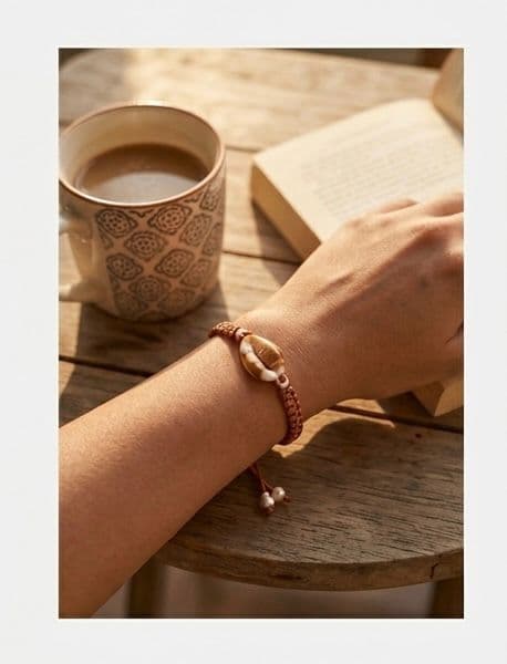 Pulseira Macramê Marrom Búzios Fio de Cetim Ajustável para Pulso Esquerdo Energia Vital Proteção Pulseira Macramê Marrom Búzios Fio de Cetim Ajustável para Pulso Esquerdo Energia Vital Proteção