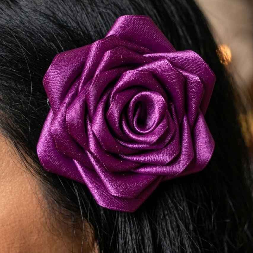 Presilha de Cabelo Rosa de Cetim Roxa 25 Pétalas Artesanal para Estilo Elegante e Moderno com Fixação Prática Presilha de Cabelo Rosa de Cetim Roxa 25 Pétalas Artesanal para Estilo Elegante e Moderno com Fixação Prática