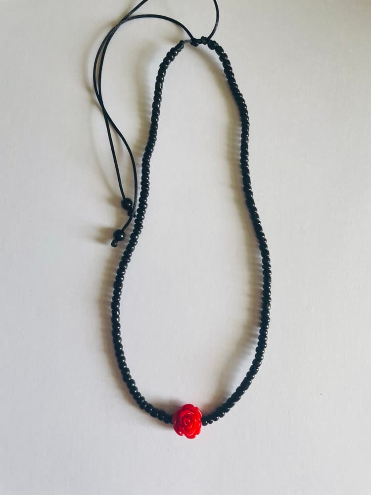 Gargantilha Choker Acessório Pombagira Preta Fio de Cetim Miçangas Minimalista 45 cm Elegante e Discreta Gargantilha Choker Acessório Pombagira Preta Fio de Cetim Miçangas Minimalista 45 cm Elegante e Discreta