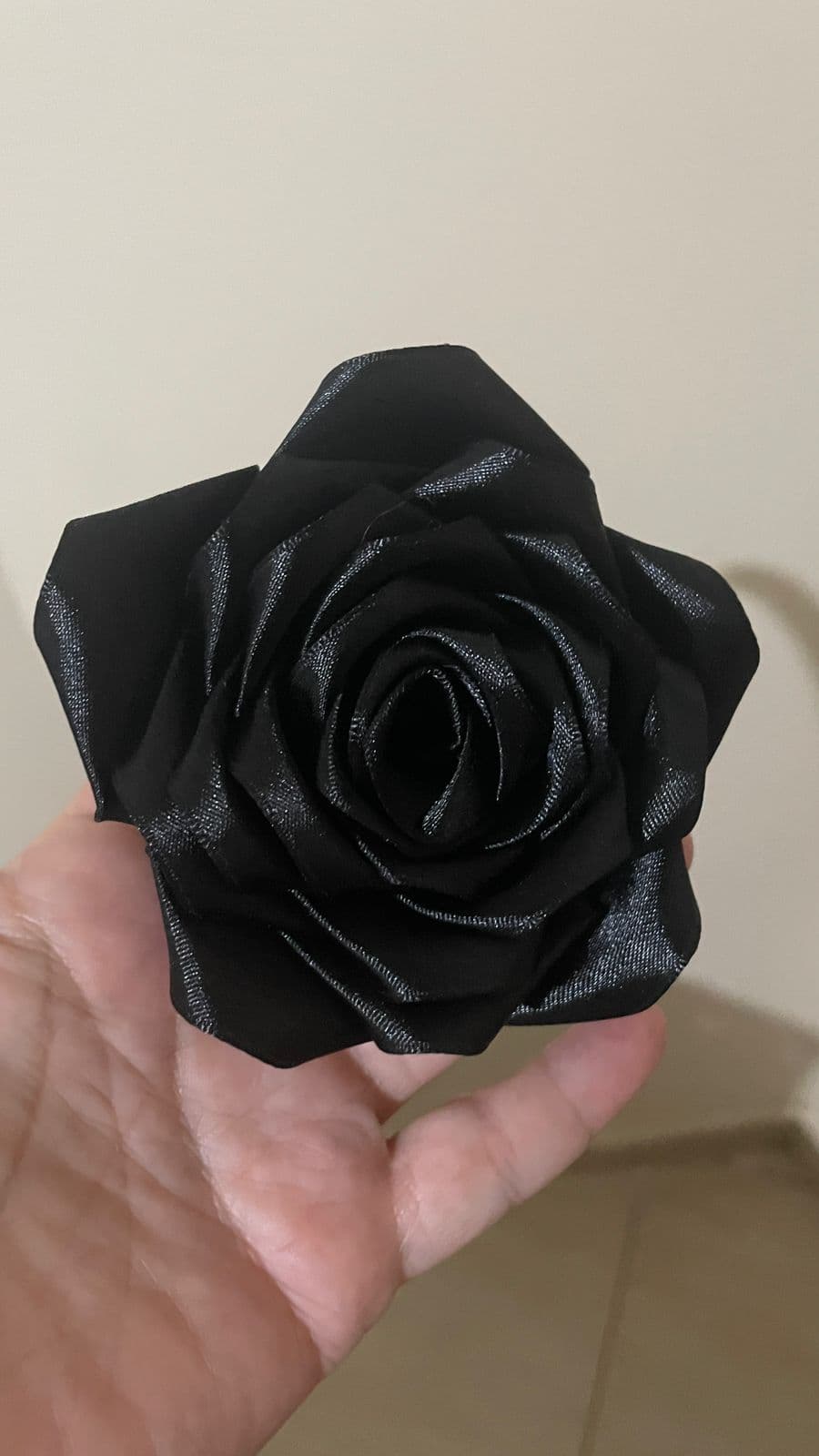 Presilha de Cabelo Rosa de Cetim Preta 25 Pétalas Artesanal para Estilo Elegante e Moderno com Fixação Prática Presilha de Cabelo Rosa de Cetim Preta 25 Pétalas Artesanal para Estilo Elegante e Moderno com Fixação Prática