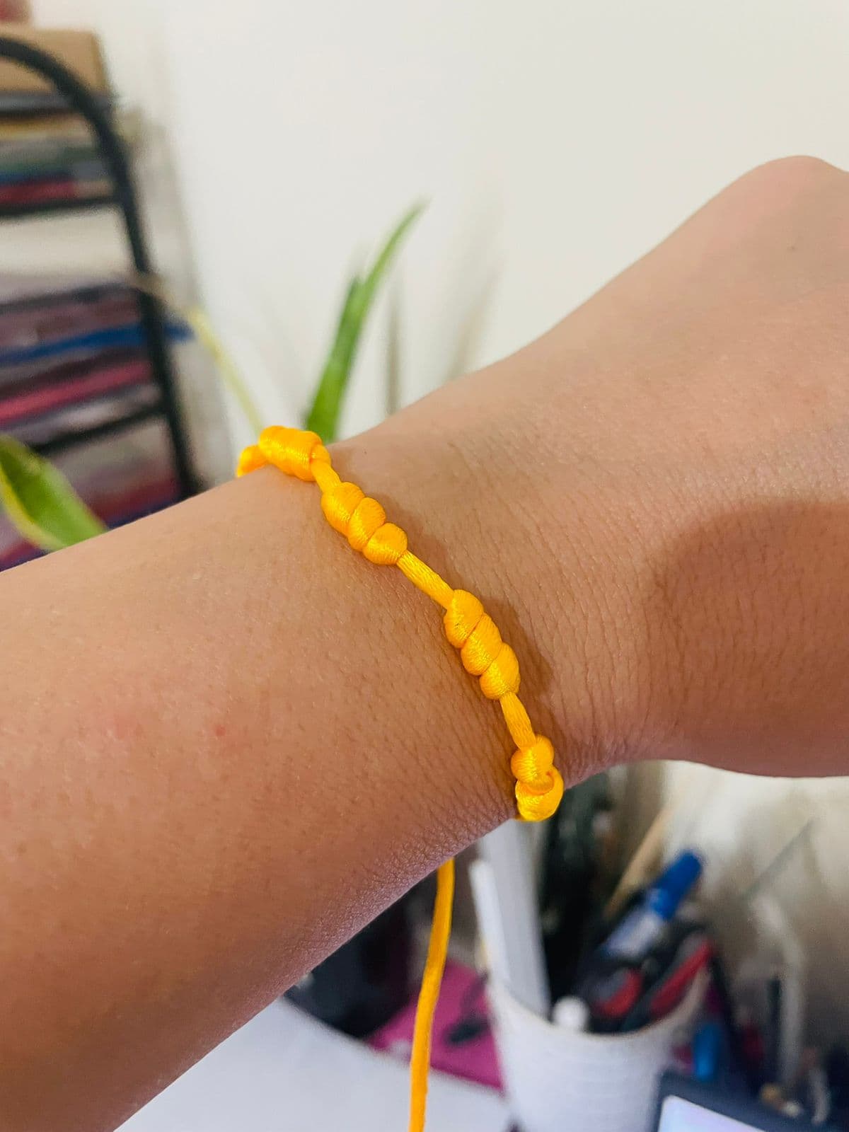Pulseira Amarela 7 Nós Kabbalah Fio de Cetim Ajustável para Pulso Esquerdo Energia Vital Proteção Pulseira Amarela 7 Nós Kabbalah Fio de Cetim Ajustável para Pulso Esquerdo Energia Vital Proteção