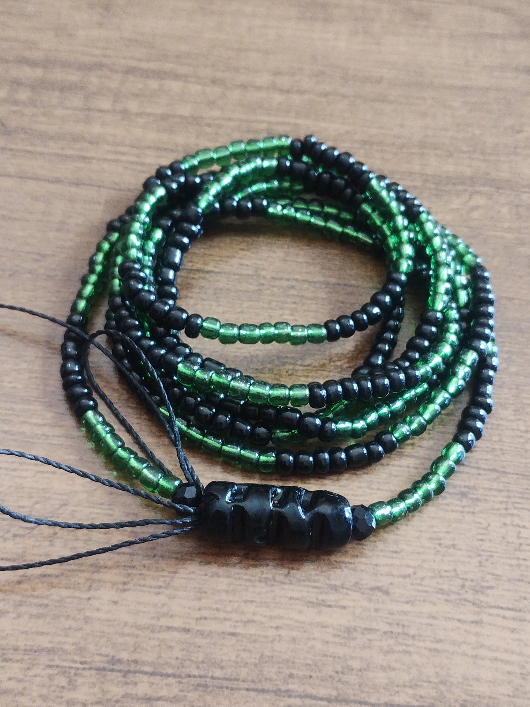 Guia / Fio de Contas na cor Preta com Verde - Exú do Lodo , Exú Cobra, Exú das Matas. Guia / Fio de Contas na cor Preta com Verde - Exú do Lodo , Exú Cobra, Exú das Matas.