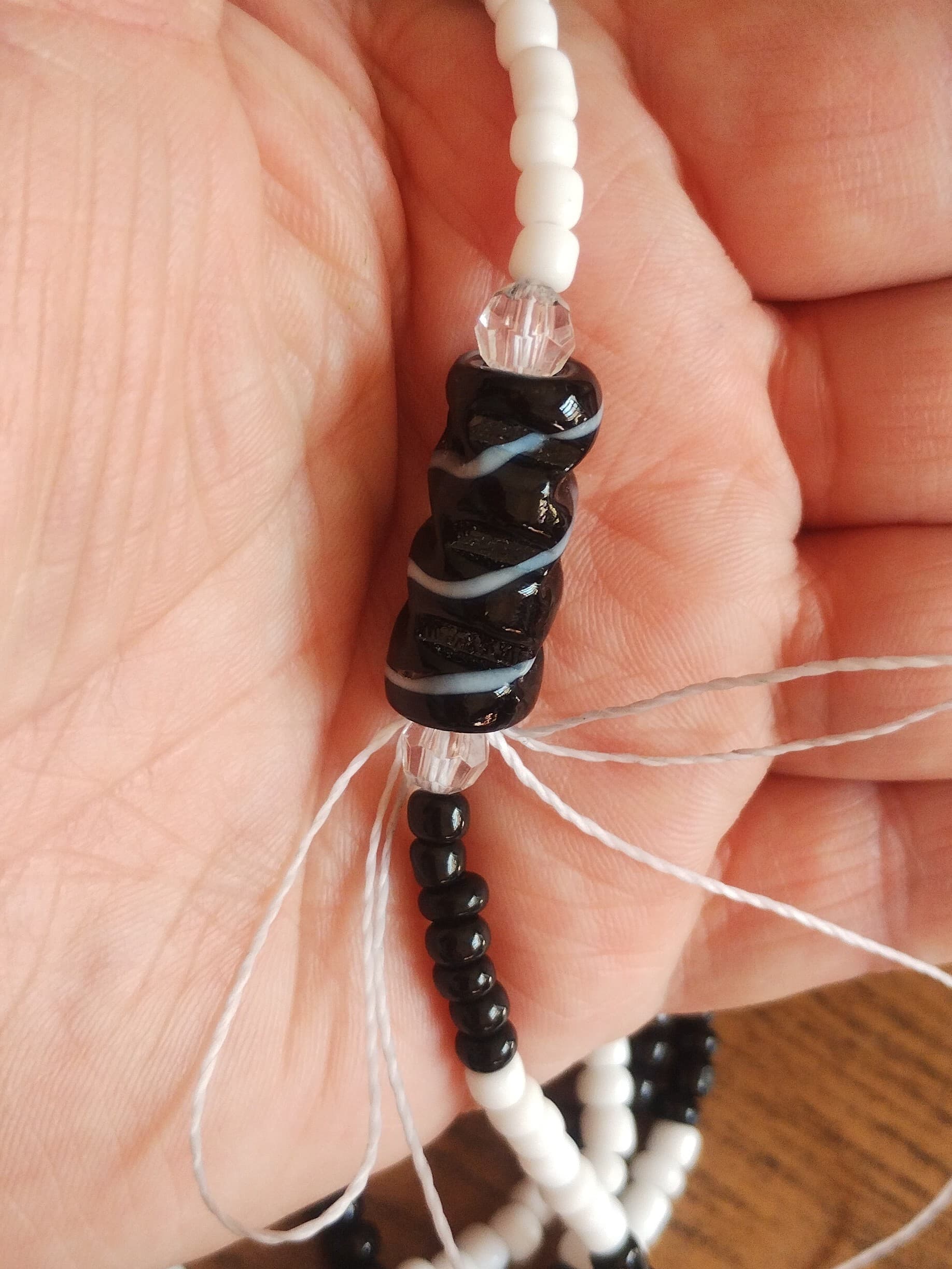 Guia / Fio de Contas na cor Branca e Preto - Omolu / Preto Velho Guia / Fio de Contas na cor Branca e Preto - Omolu / Preto Velho