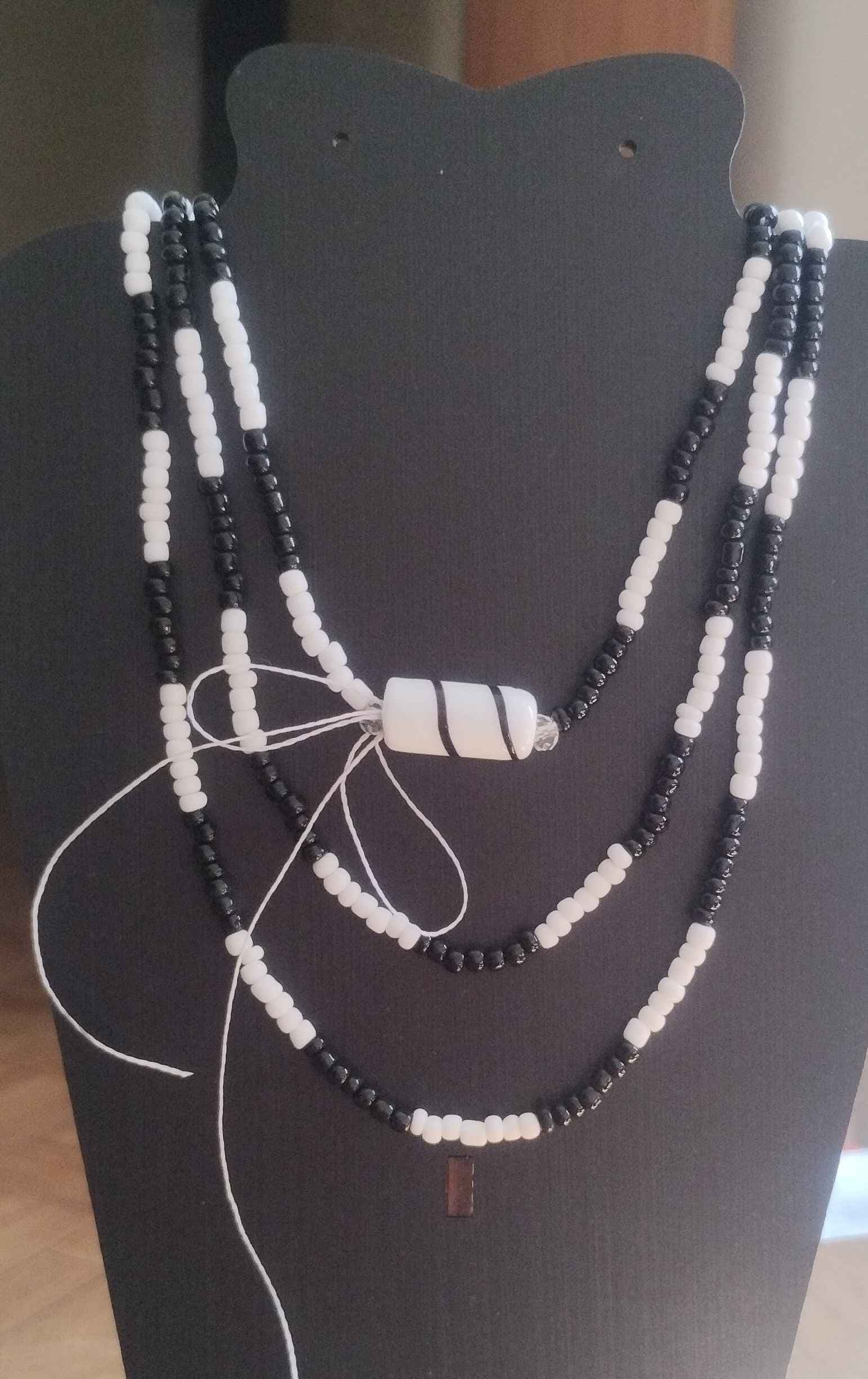 Guia / Fio de Contas na cor Branca e Preto - Omolu / Preto Velho Guia / Fio de Contas na cor Branca e Preto - Omolu / Preto Velho