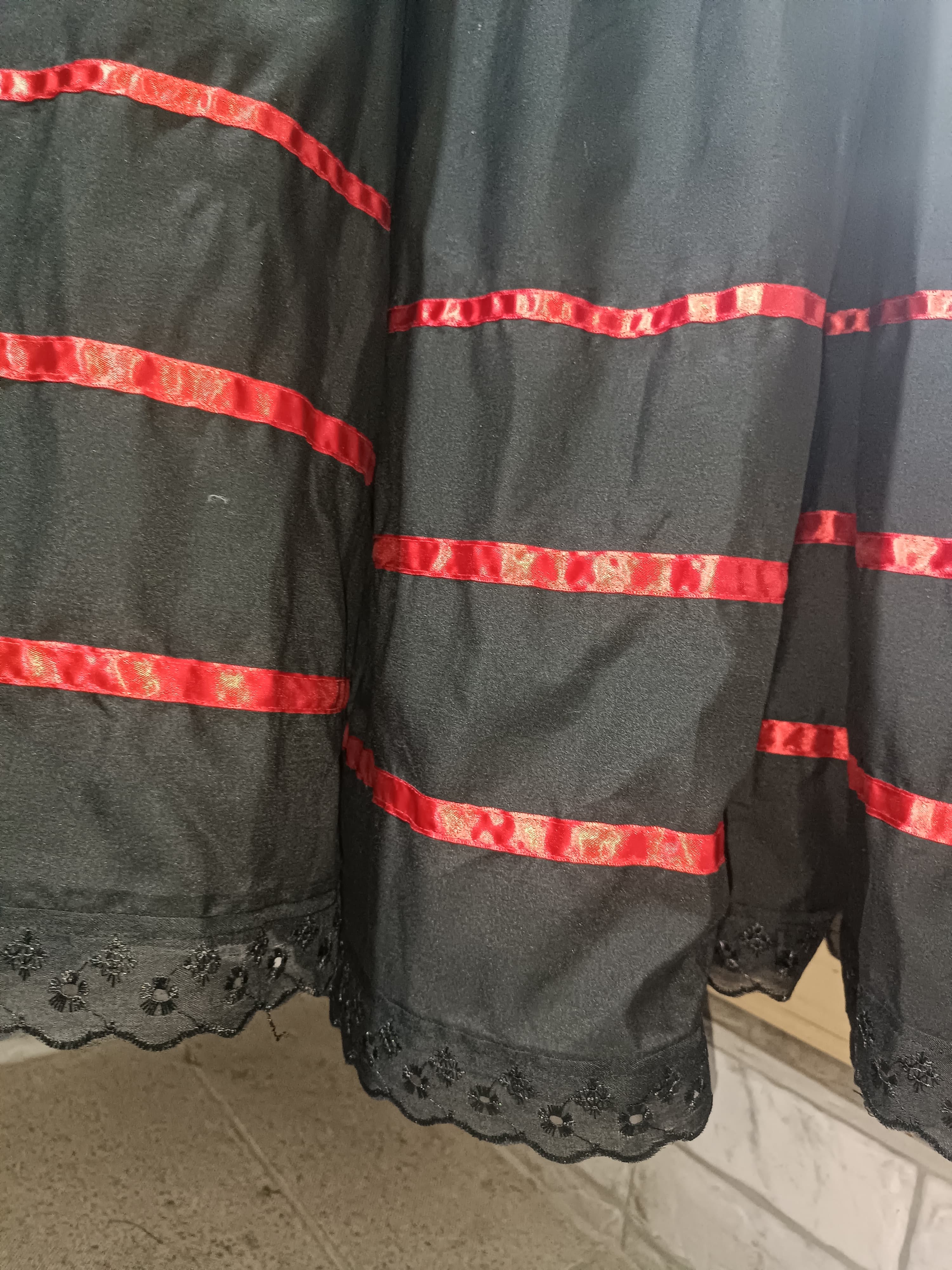 Saia de Umbanda Preta com Fitas Vermelhas Saia de Umbanda Preta com Fitas Vermelhas