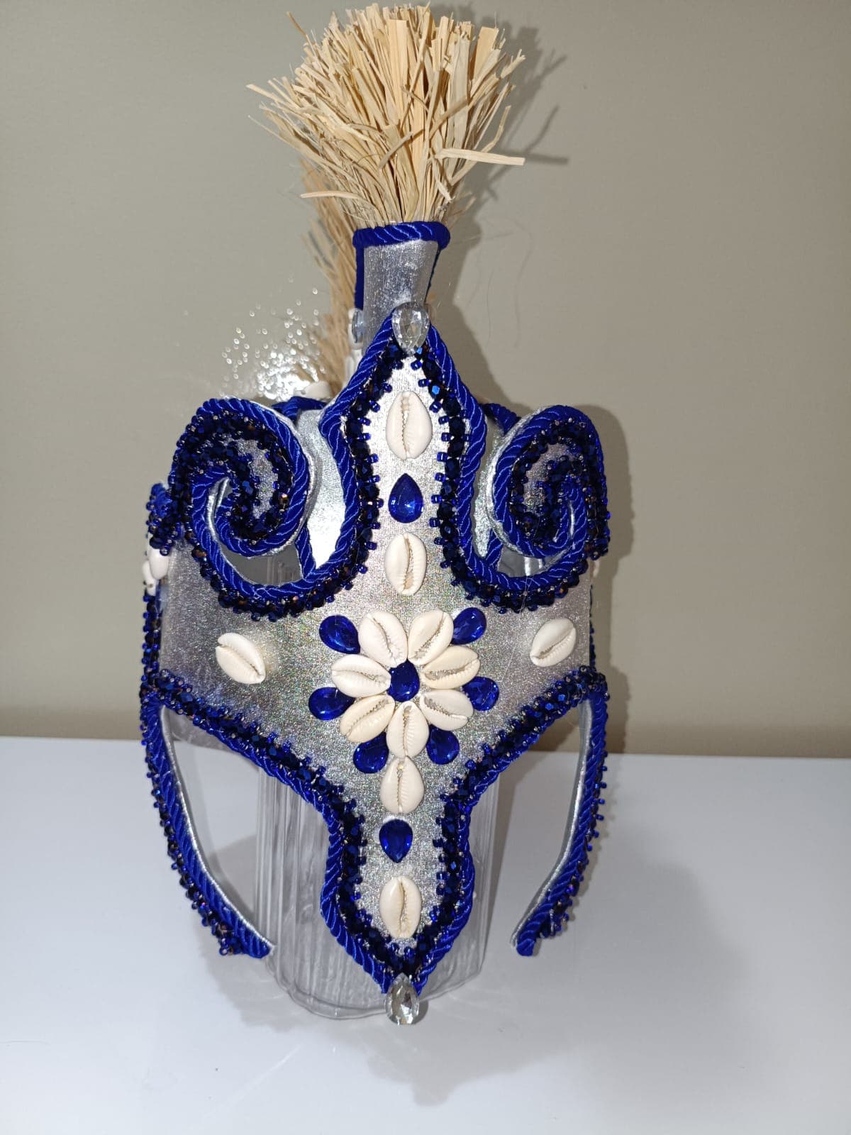 Adê Capacete de Ogum - Paramenta Luxo com Búzios e Pedrarias Adê Capacete de Ogum - Paramenta Luxo com Búzios e Pedrarias