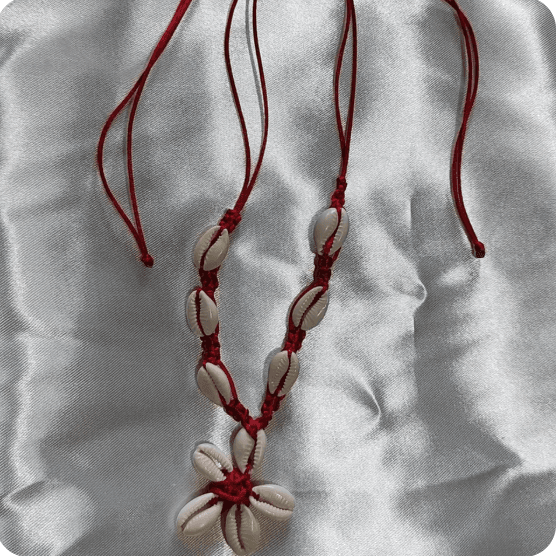 Colar Patuá de Búzios com Fio Vermelho Colar Patuá de Búzios com Fio Vermelho