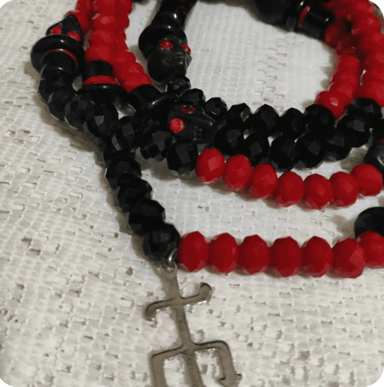 Guia EXU Luxo com cristais, caveiras e tridente Guia EXU Luxo com cristais, caveiras e tridente