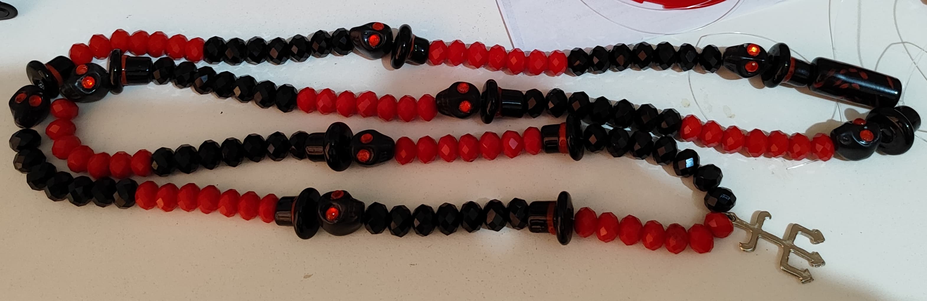 Guia EXU Luxo com cristais, caveiras e tridente Guia EXU Luxo com cristais, caveiras e tridente