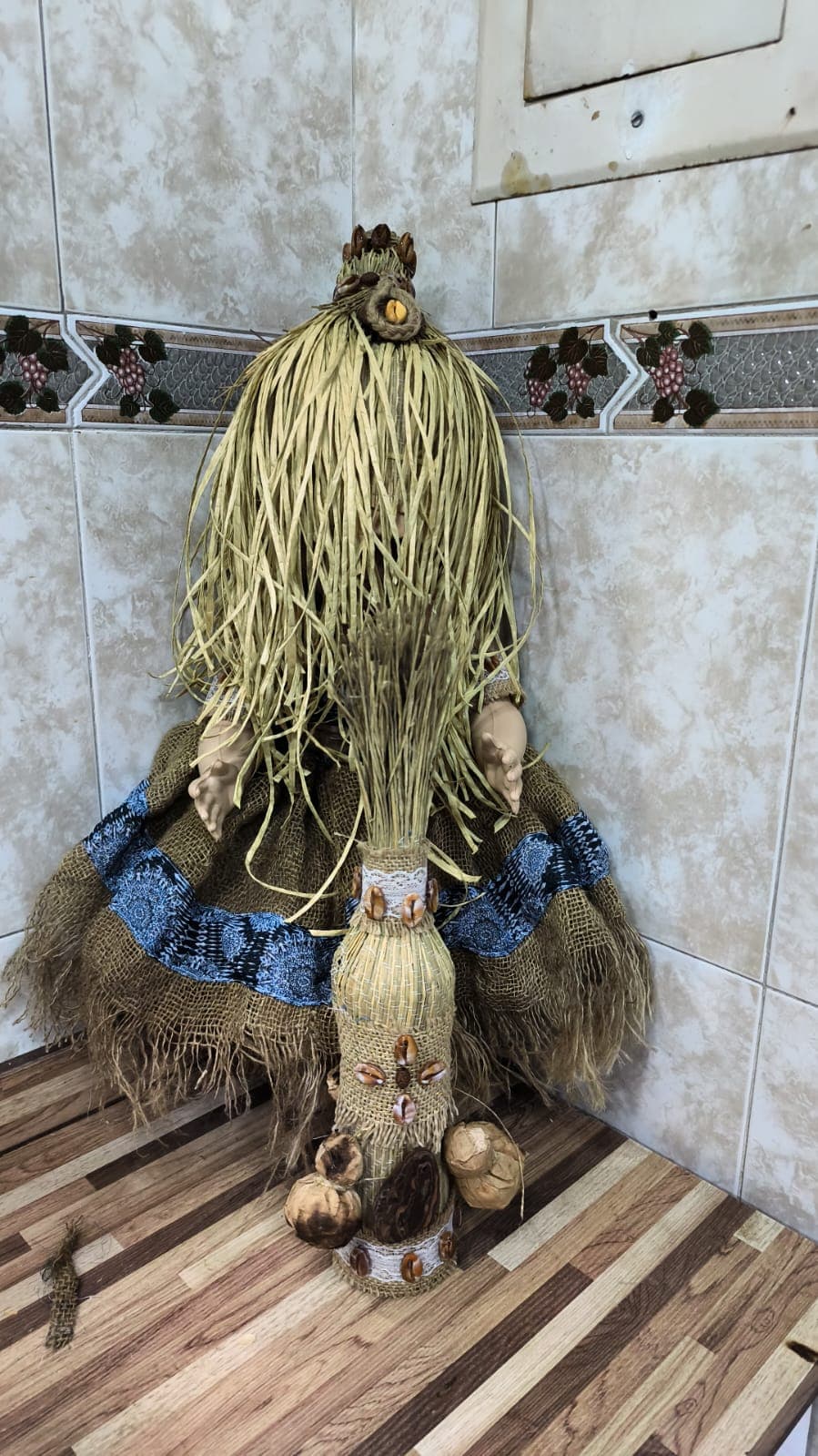 Boneco do orixa omolu O Senhor das Curas e da Transformação. Feito com palha da costa, búzios e sementes. Símbolo de cur Boneco do orixa omolu O Senhor das Curas e da Transformação. Feito com palha da costa, búzios e sementes. Símbolo de cur