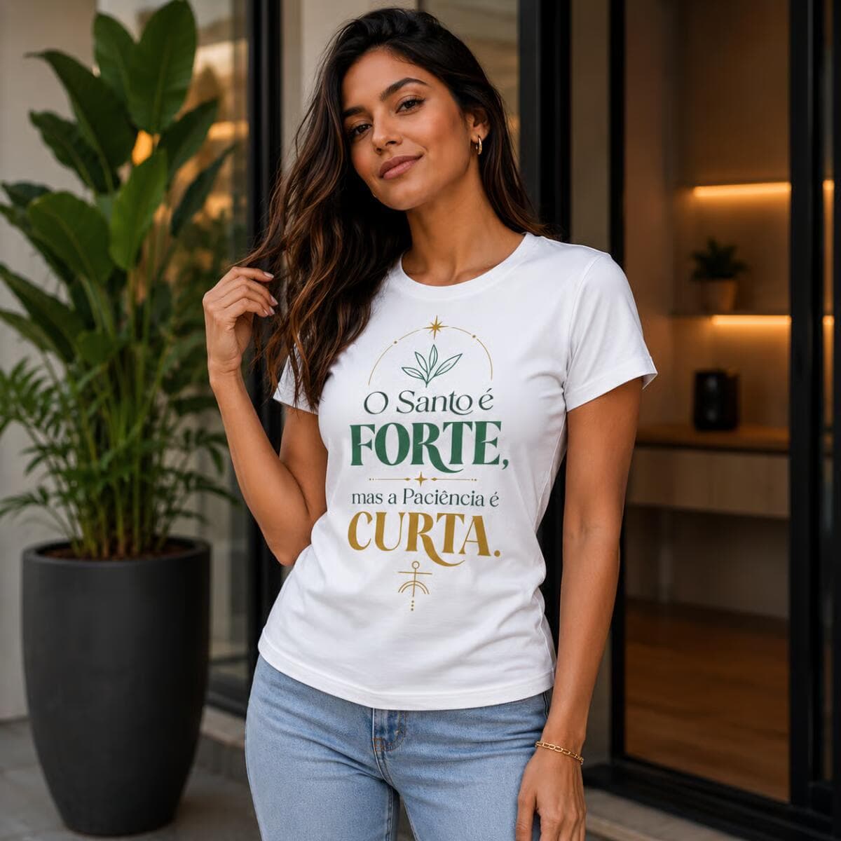 Camiseta: O Santo é Forte, Mas a Paciência é Curta. Camiseta: O Santo é Forte, Mas a Paciência é Curta.