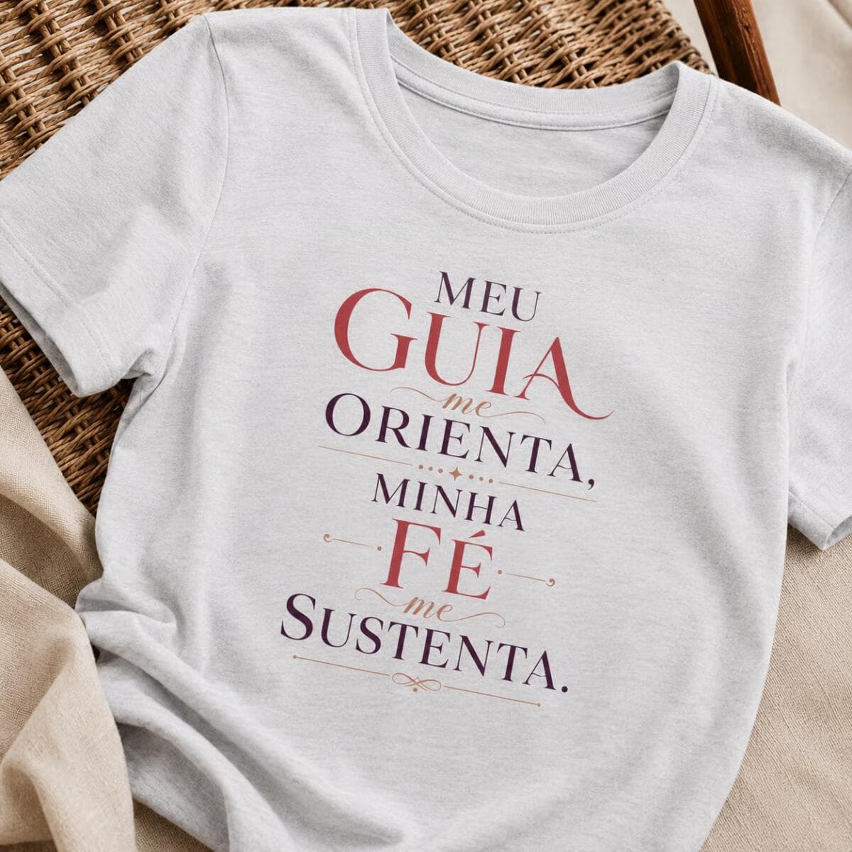 Camiseta: Meu Guia me Orienta, Minha Fé me Sustenta. Camiseta: Meu Guia me Orienta, Minha Fé me Sustenta.