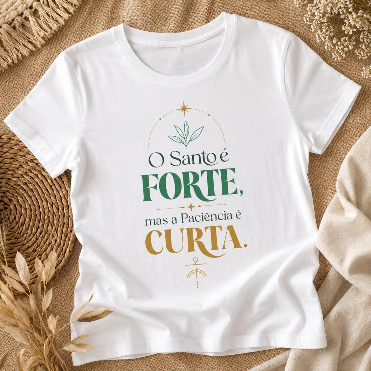 Camiseta: O Santo é Forte, Mas a Paciência é Curta. Camiseta: O Santo é Forte, Mas a Paciência é Curta.