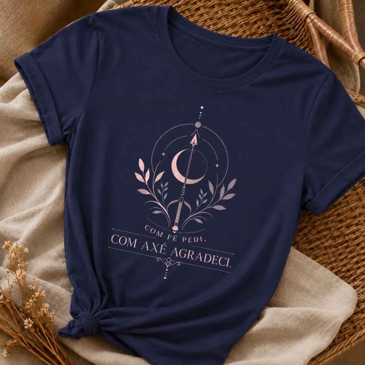 Camiseta: Com Fé Pedi, Com Axé Agradeci. Camiseta: Com Fé Pedi, Com Axé Agradeci.