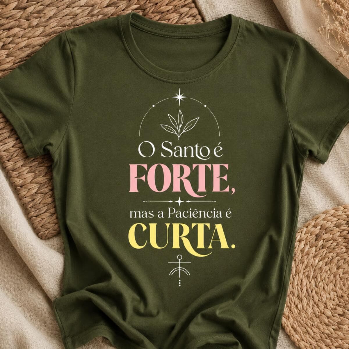 Camiseta: O Santo é Forte, Mas a Paciência é Curta. Camiseta: O Santo é Forte, Mas a Paciência é Curta.
