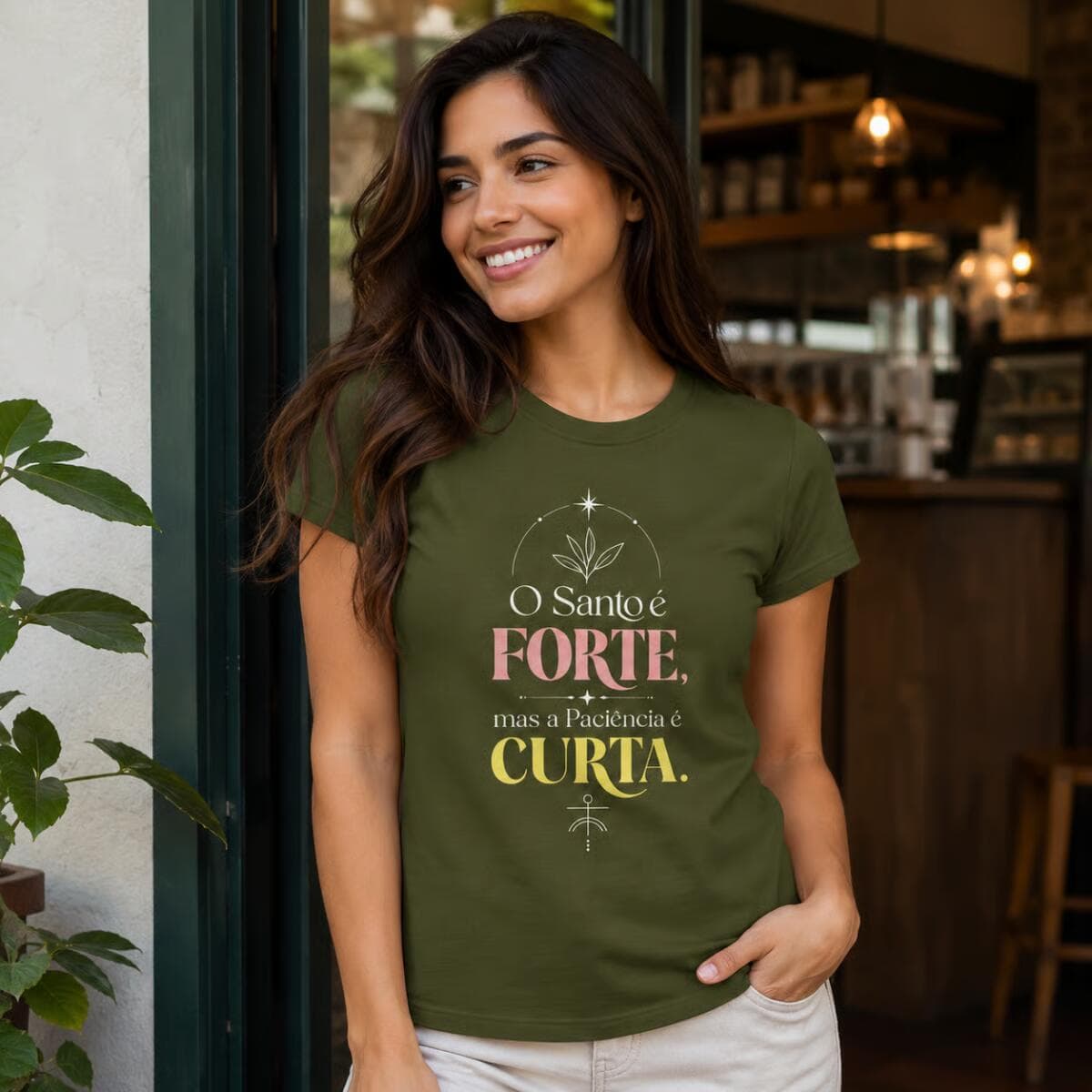 Camiseta: O Santo é Forte, Mas a Paciência é Curta. Camiseta: O Santo é Forte, Mas a Paciência é Curta.