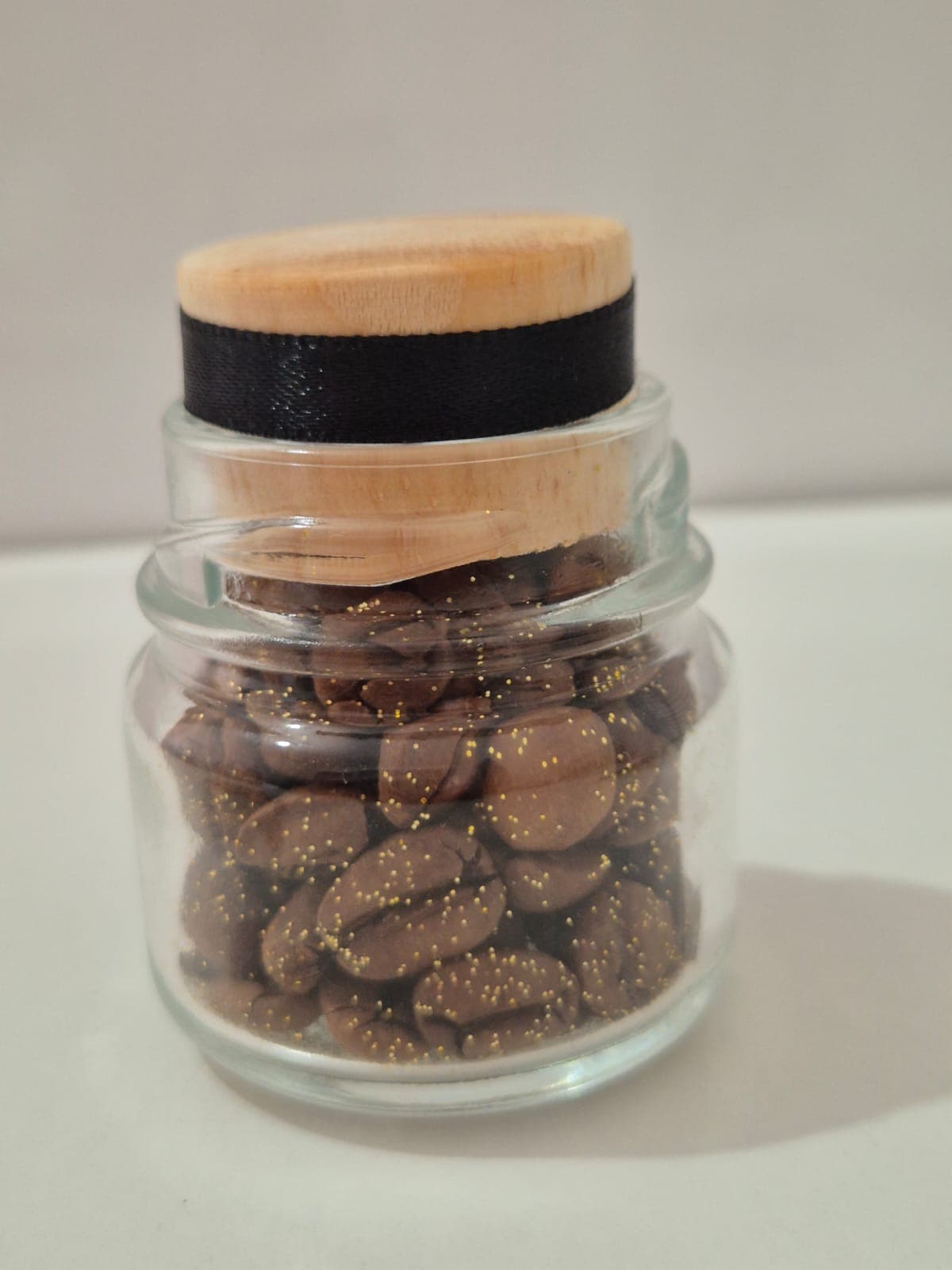 Pote do Café Dourado - Grãos de Café Natural símbolo de energia e movimento Pote do Café Dourado - Grãos de Café Natural símbolo de energia e movimento