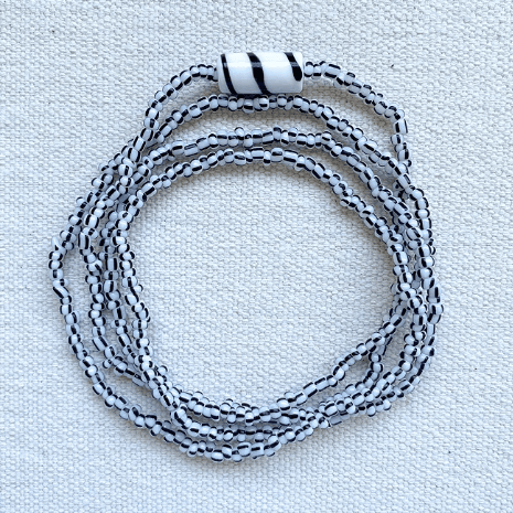 Guia de Omolu Branca e Preta Fio de Contas Guia de Proteção Orixá Miçanga no Cordonê 65cm Guia de Omolu Branca e Preta Fio de Contas Guia de Proteção Orixá Miçanga no Cordonê 65cm