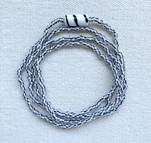 Guia de Omolu Branca e Preta Fio de Contas Guia de Proteção Orixá Miçanga no Cordonê 65cm Guia de Omolu Branca e Preta Fio de Contas Guia de Proteção Orixá Miçanga no Cordonê 65cm