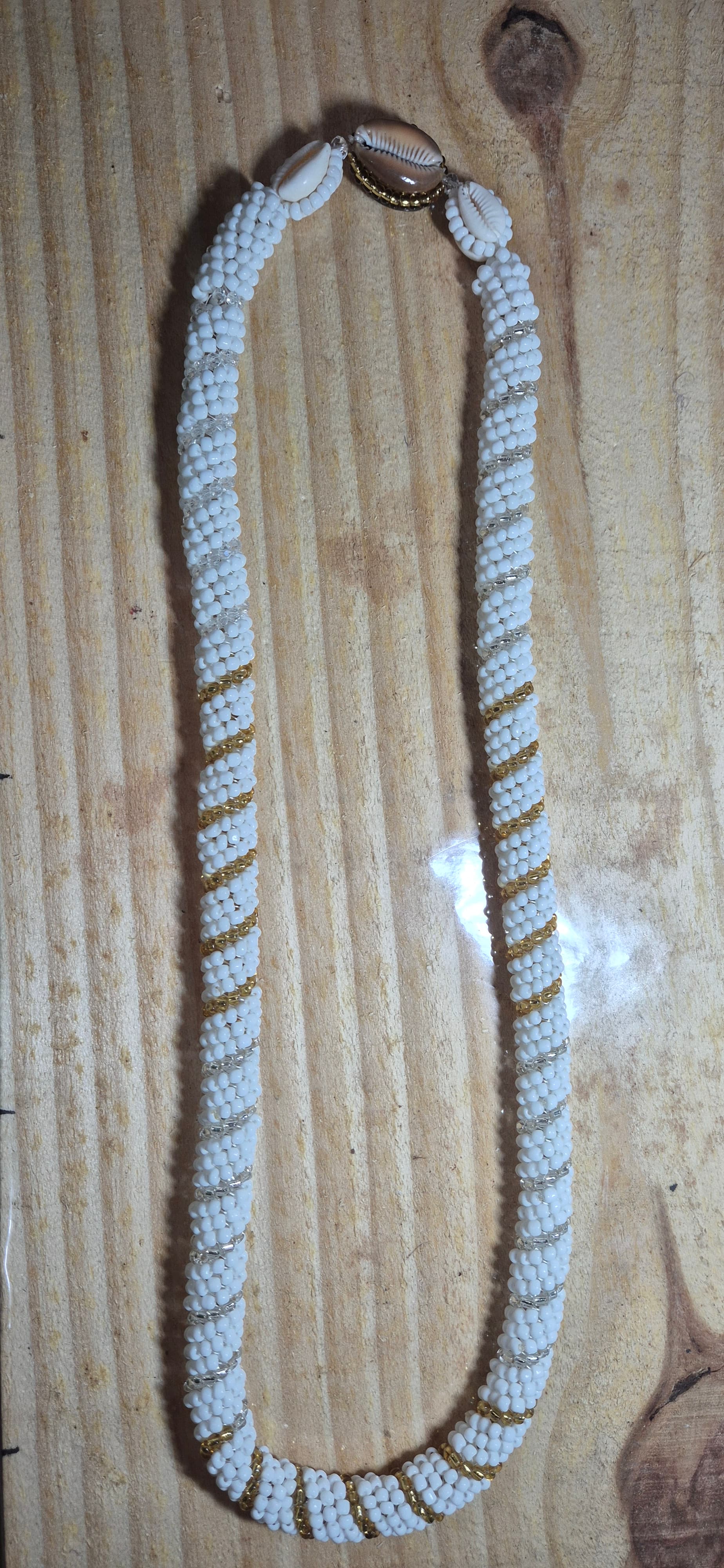 Guia tipo chicote Branca com Detalhes Dourados e Búzios Guia tipo chicote Branca com Detalhes Dourados e Búzios