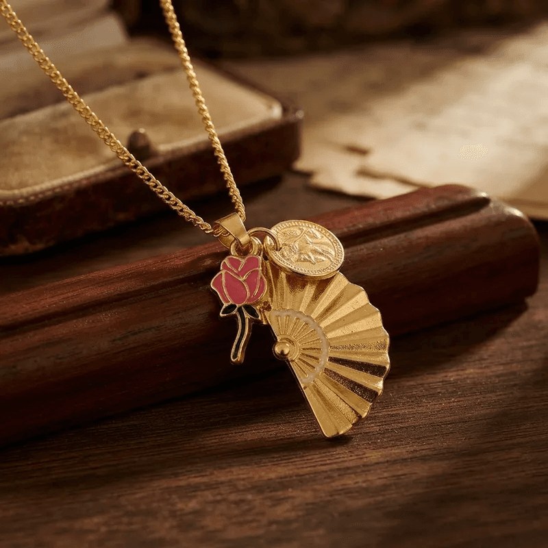 Colar Patuá da Cigana Leque Botao de Rosa e Moeda- Dourado Colar Patuá da Cigana Leque Botao de Rosa e Moeda- Dourado