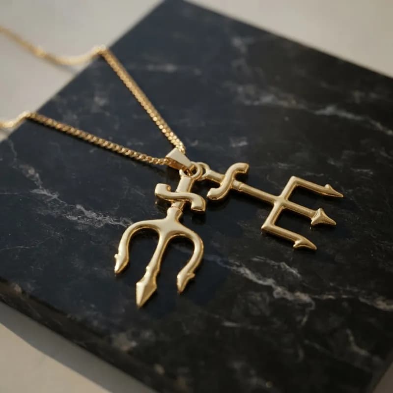 Colar com corrente e Tridentes de Exu com verniz- Dourado Colar com corrente e Tridentes de Exu com verniz- Dourado