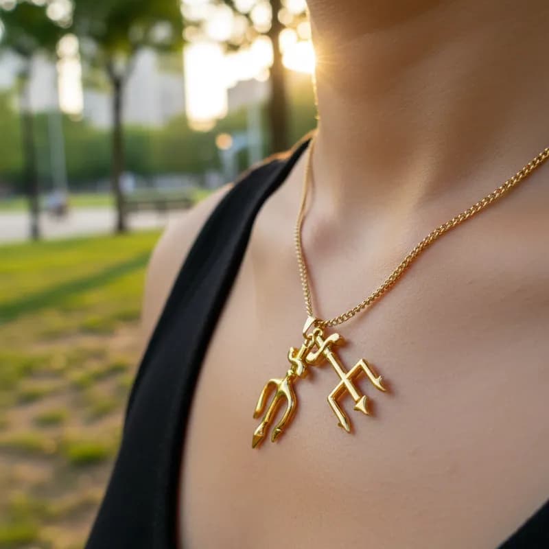 Colar com corrente e Tridentes de Exu com verniz- Dourado Colar com corrente e Tridentes de Exu com verniz- Dourado