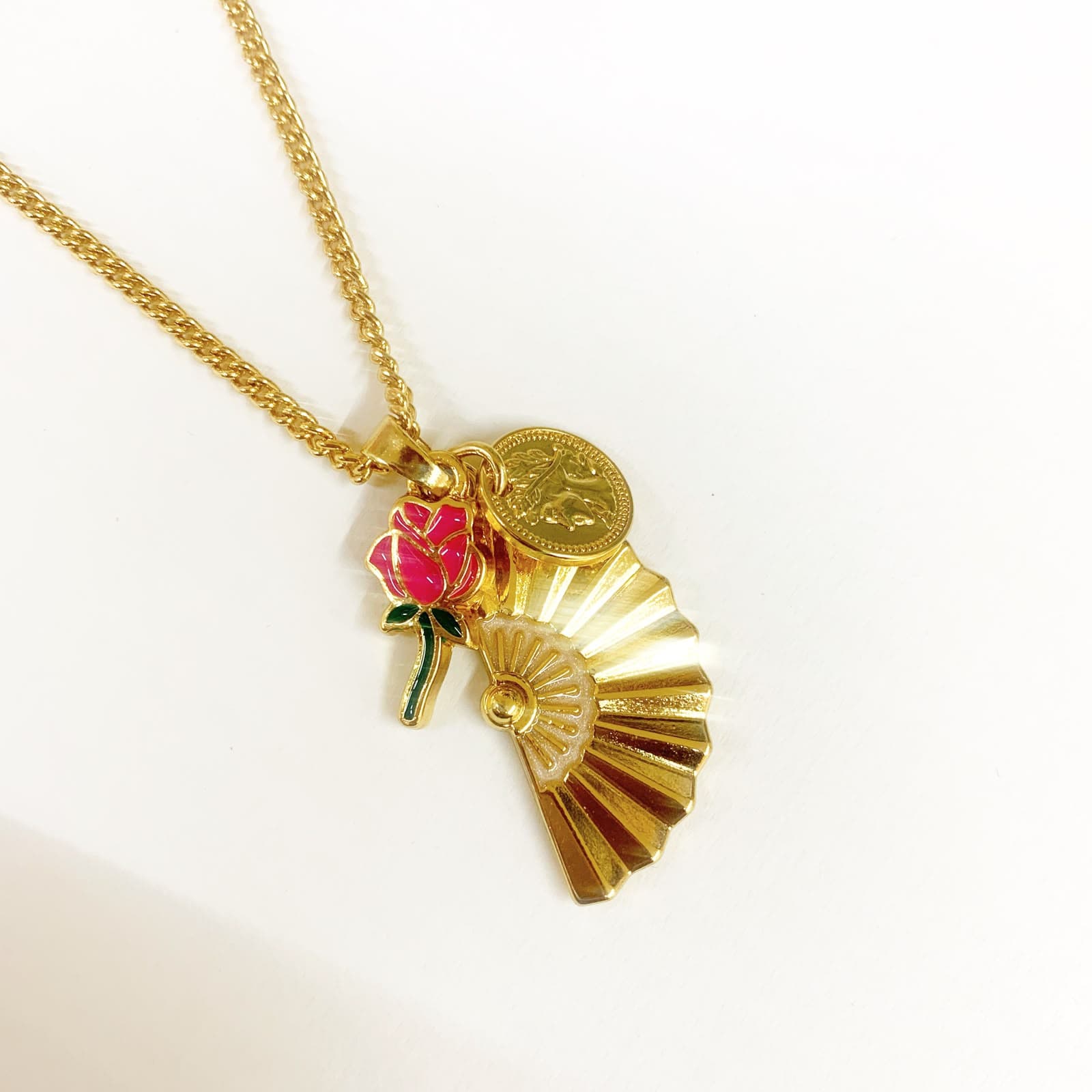 Colar Patuá da Cigana Leque Botao de Rosa e Moeda- Dourado Colar Patuá da Cigana Leque Botao de Rosa e Moeda- Dourado