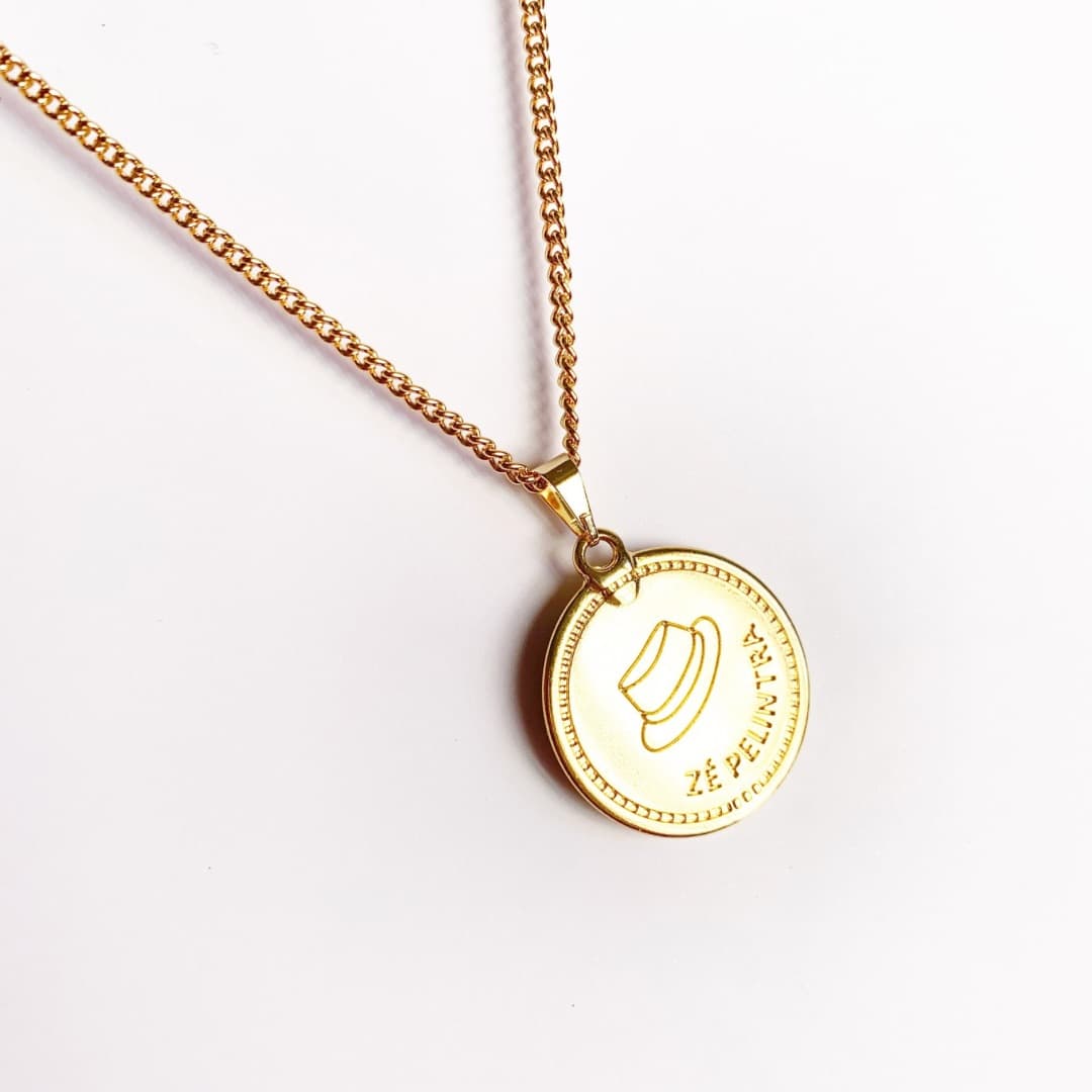 Colar Zé Pilintra Medalha Orixá banho dourado- fundo branco Colar Zé Pilintra Medalha Orixá banho dourado- fundo branco